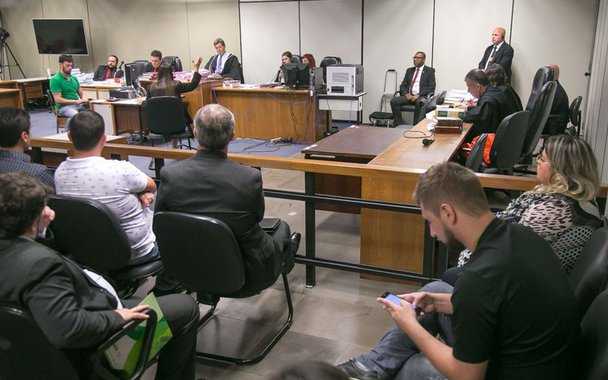 Policial militar Alexandre Curto dos Santos, apontado como autor do disparo que tirou a vida de um sem-terra, em São Gabriel, foi condenado por homicídio qualificado a pena de 12 anos de prisão, em regime fechado, perda do cargo na Brigada Militar e prisão imediata; em nota, o MST afirma que a morte de Elton Brum, aos 44 anos, é apenas um capítulo dos inúmeros conflitos no campo, consequência do Brasil “nunca ter tirado a reforma agrária do papel”