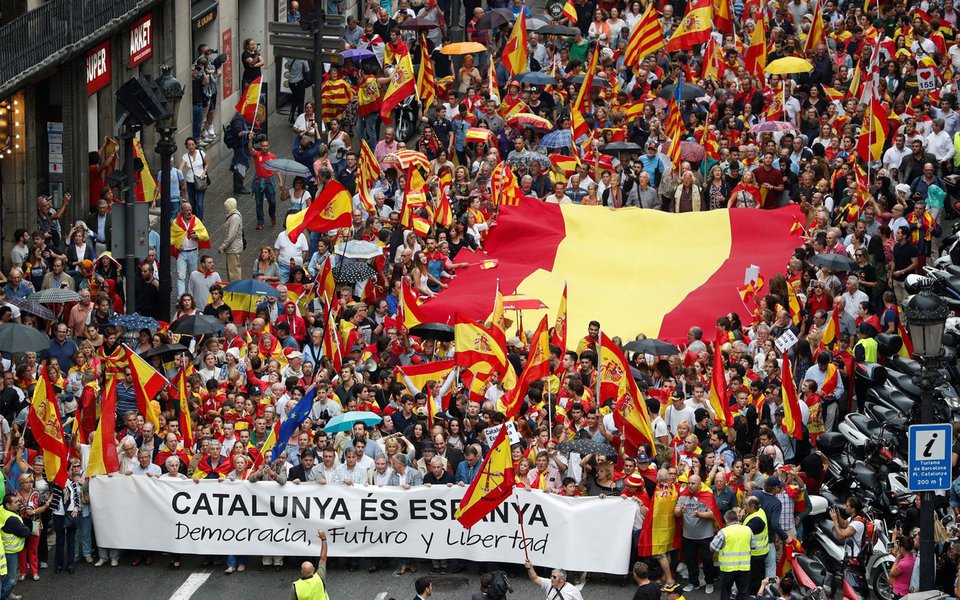 Governo da Espanha irá assumir o controle da Catalunha e a administração da região se o líder catalão, Carles Puigdemont, não desistir de uma tentativa de separar a região do restante da Espanha até as 10h (5h, no horário de Brasília) de quinta-feira, disse a vice-primeira-ministra da Espanha, Soraya Sáenz de Santamaria; governo de Madri havia dado a Puigdemont até as 10h desta segunda-feira para esclarecer seu posicionamento sobre a independência com um "sim" ou "não", mas o líder da Catalunha não respondeu diretamente à pergunta