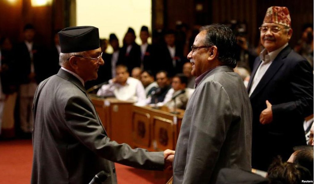 Os três partidos comunistas do Nepal, que até pouco tempo estavam em conflito entre si, comunicam agora o início de um processo que levará ao nascimento de um novo partido comunista unificado; o Partido Comunista do Nepal – Unidade Marxista-Leninista (PCN-UML), o Partido Comunista do Nepal – Centro Maoísta (PCN-CM), dois maiores partidos comunistas do  país, decidiram unir-se ao menor Partido Força Nova (Naya Shakti); processo de fusão levará provavelmente à constituição do maior partido político do país asiático