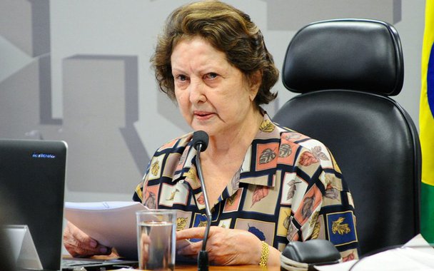 Autora do projeto de lei que visa retirar a estabilidade do serviço público, incluindo a demissão de servidores que não tenham um bom desempenho nas suas funções, a senadora Maria do Carmo Alves (DEM-SE) não registrou votos em 59 das 99 votações nominais realizadas neste ano, embora estivesse presente em 58 sessões; relator do projeto, senador Lasier Martins (PSD-RS), não votou em 11 sessões