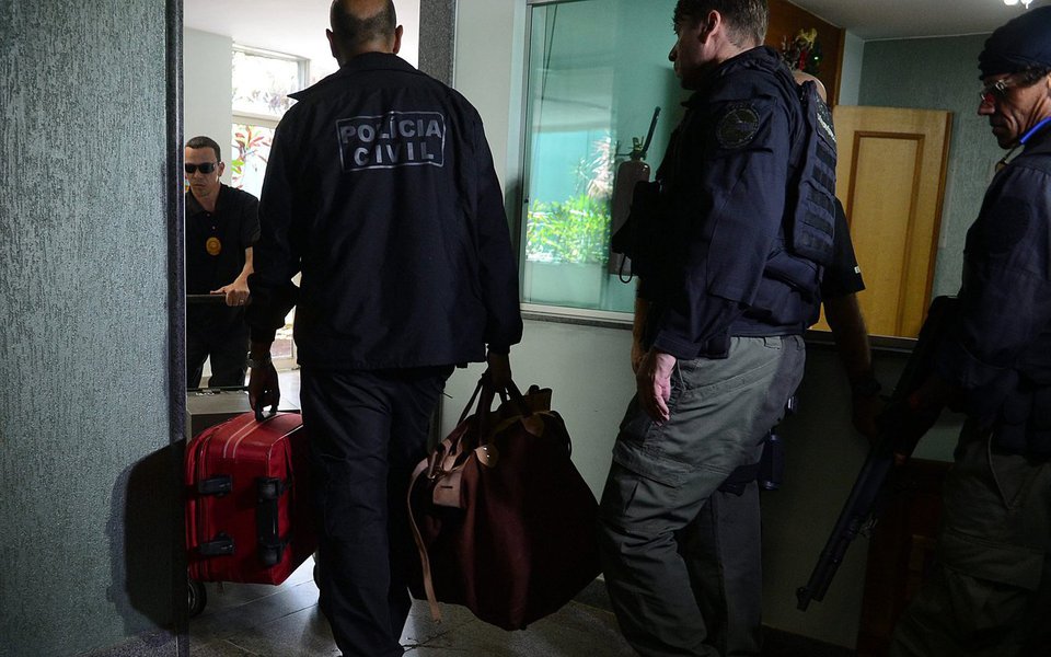 Utilizado custear segurança pública, além de parte da saúde e educação, em 2018, o Fundo Constitucional, composto por recursos da União, receberá R$ 174 milhões a menos que o estimado na Lei de Diretrizes Orçamentárias (LDO) do próximo ano, aprovada na Câmara Legislativa em julho; com um orçamento menor no fundo, os policiais civis não devem ter o reajuste de 37% que garantiria a manutenção da isonomia com a Polícia Federal, não deve ser cumprido