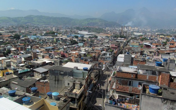 Policiais civis do Rio de Janeiro e do Distrito Federal prenderam um homem que é suspeito de comandar o comércio ilegal de drogas na comunidade do Jacarezinho, na zona norte da capital fluminense; Nilson Roger da Silva de Freitas, conhecido como Roger do Jacarezinho, era foragido da Justiça e estava em uma casa na cidade de Luziânia, em Goiás
