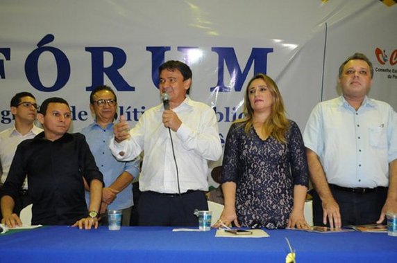 O governador Wellington Dias participou ontem, da solenidade de abertura do Fórum Regional de Políticas Públicas para Pessoas com Deficiência na cidade de Parnaíba. O encontro, que prosseguiu durante o dia de hoje (23), na Universidade Federal do Piauí, tem por objetivo a discussão de politicas públicas para pessoas com deficiência