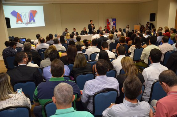 A dois meses de fechar o ano de 2017, vários prefeitos estão fazendo malabarismo financeiro para fechar as contas do ano, garantir o pagamento do 13º e assegurar os serviços essenciais para a população; com a ausência de recursos, cortes de salários, suspensão das gratificações e cancelamento de reajustes estão fazendo parte das medidas adotadas para garantir o fechamento do ano, ao menos, com as contas pagas; situação se aplica a diversos municípios, entre eles Belém, União dos Palmares, Satuba, Campo Alegre, Porto de Pedras e Barra de São Miguel