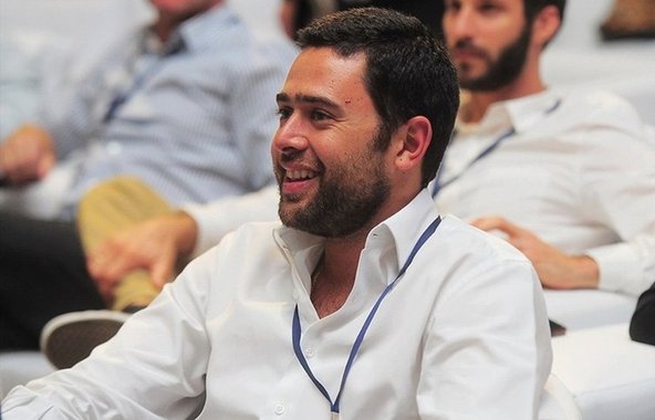 O filho de José Roberto Marinho assumiu o setor de Esporte após a unificação de 3 produtos Globo, em meio à demissão de cerca de 50 profissionais produtores de conteúdo; editoria saiu das mãos de Ali Kamel, ou seja, não estará mais subordinada ao jornalismo, pois ficará sob responsabilidade de Roberto Marinho Neto; segundo o jornalista Sidney Rezende, o "critério para as demissões, segundo apurou o site, foi dispensar os mais antigos da empresa, maiores salários e que, recentemente, estavam engajados em projetos como Copa do Mundo e Olimpíadas, e que agora tornaram-se mão de obra desnecessária"