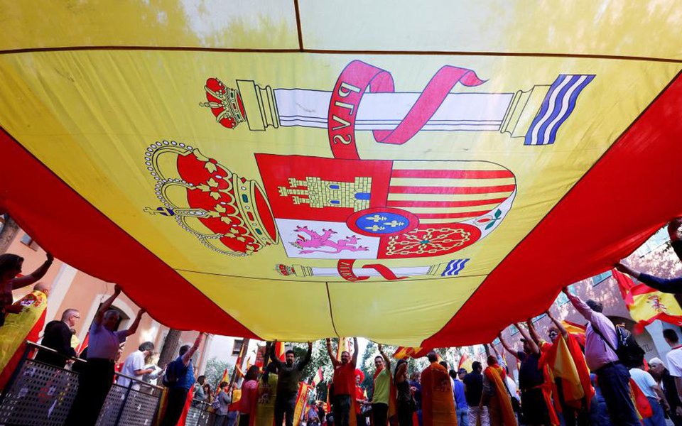 Corte Constitucional da Espanha disse que a lei aprovada pelo governo da Catalunha no dia 6 de setembro que autorizou a realização de um referendo sobre a independência é nula; corte havia originalmente suspendido a lei de referendo enquanto estudava sua legalidade, embora o governo da Catalunha tenha seguido adiante com a votação