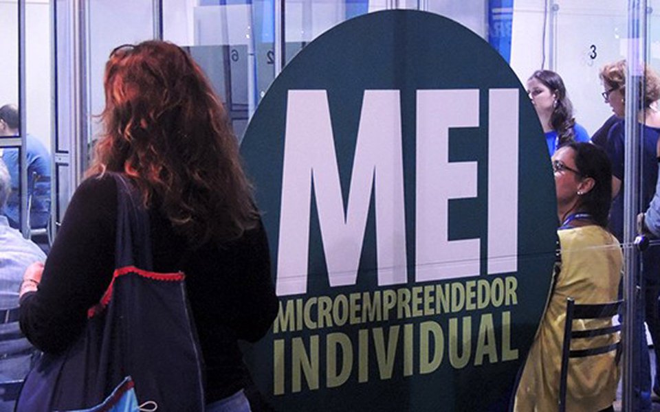 Crise econômica poderá levar ao cancelamento do registro de cerca de 1,2 milhão de microempreendedores individuais (MEIs) por inadimplência; Brasil possui pouco mais de 7 milhões de MEIs registrados, e os inadimplentes que podem ter o seu registro cancelado até dezembro corresponde a 16% do total; no ano passado, os MEIs asseguraram uma arrecadação de R$ 1,5 bilhão aos cofres do Tesouro
