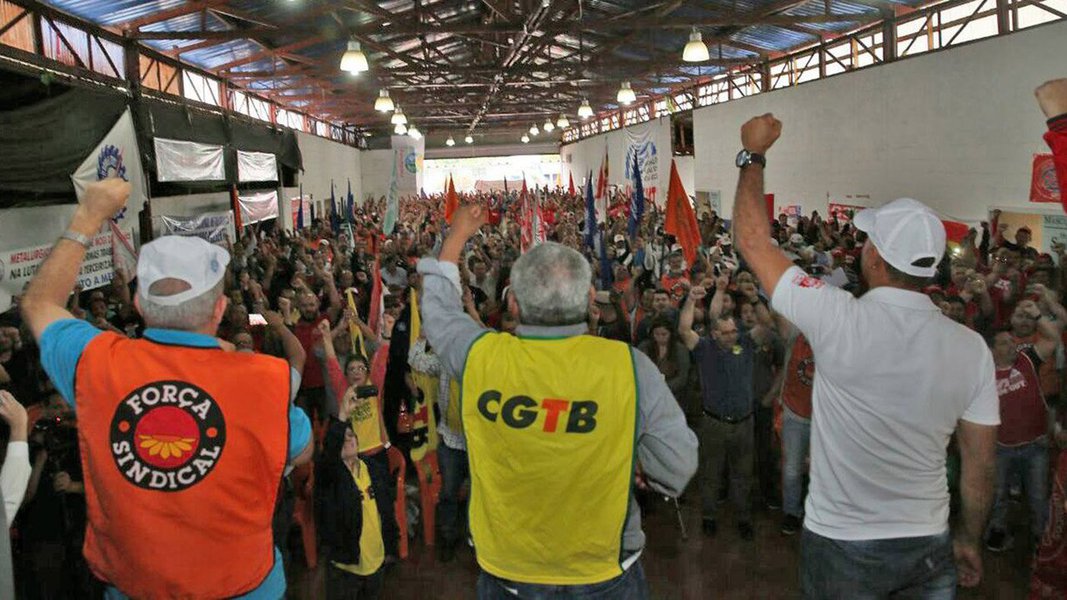 De acordo com a Agência Sindical a Plenária Nacional dos Trabalhadores na Indústria, que acontece nesta sexta (29), em São Paulo, conta com a presença de cerca de 1.500 participantes entre dirigentes de Centrais, Federações, Confederações e Sindicatos; movimento faz parte da iniciativa Brasil Metalúrgico para unificar estratégias contra as reformas da Previdência e, especialmente, a trabalhista; "Vamos mostrar que estamos aqui com os punhos cerrados em defesa dos empregos que foram roubados do povo brasileiro", ressaltou o presidente da Federação de Trabalhadores e Trabalhadoras do Brasil (Fitmetal) Marcelino da Rocha durante a plenária