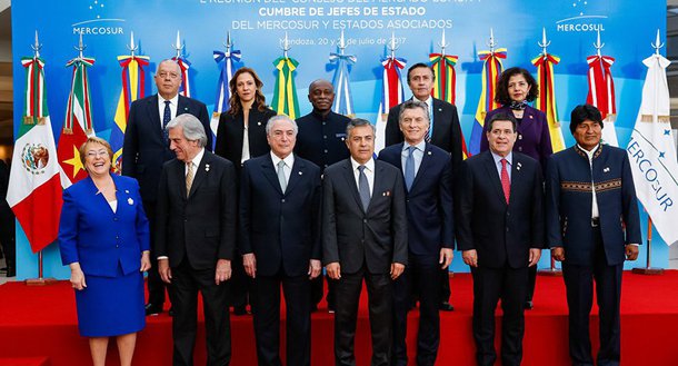 O bloco Mercosul rechaçou neste sábado a ameaça de uso da força na Venezuela por parte dos Estados Unidos; a declaração foi divulgada pelo Ministério das Relações Exteriores da Argentina; a declaração conjunta do Mercosul surge um dia após o presidente dos EUA, Donald Trump, ter ameaçado fazer uso da força para intervir na Venezuela; o Brasil, por meio do chanceler do golpe, Aloysio Nunes, vinha atacando a Venezuela; Aloysio nesta semana criticou o posicionamento do PT em relação ao país; para ele, os petistas "lambem as mãos de Maduro"