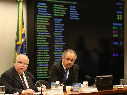 A comissão especial que trata da reforma política na Câmara aprovou, no final da noite ontem (9), o parecer apresentado pelo deputado Vicente Cândido (PT-SP); texto mantém o sistema eleitoral atual para 2018 e 2020 e estabelece que o sistema de voto distrital misto, o chamado distritão, que combina voto majoritário e em lista preordenada, deverá ser regulamentado pelo Congresso em 2019 e, se regulamentado, passaria a valer para as eleições de 2022; comissão também aprovou criação de um fundo de financiamento de cerca de R$ 3,6 bilhões para as eleições