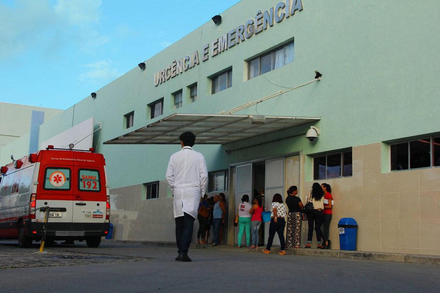O governador Renan Filho (PMDB) sancionou a lei do "Médico do Plantão", que obriga as unidades de saúde a fixarem, em local visível, a relação dos profissionais plantonistas e do responsável pelo turno; dessa forma, os usuários dos hospitais da rede pública terão como saber quais médicos estão de plantão no dia do atendimento; lei serve como instrumento de fiscalização e quem não cumprir pode sofrer penalidades e sanções previstas no Código de Ética Funcional dos Servidores de Alagoas