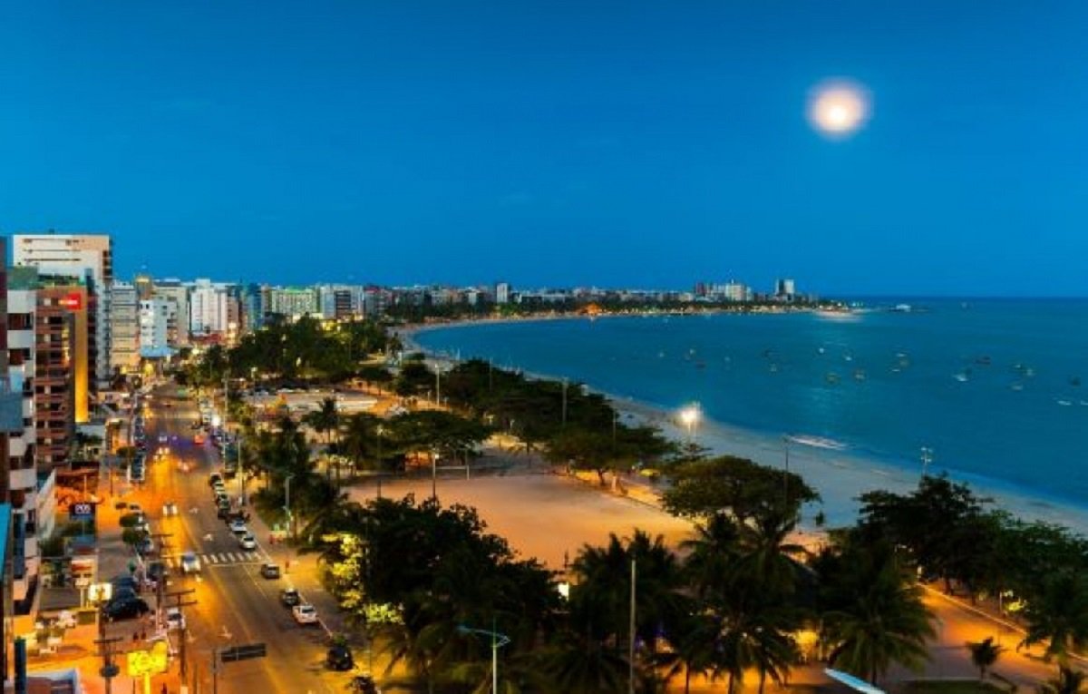 Neste feriadão de finados, que começa nesta quinta-feira (2), a taxa de ocupação hoteleira chega a 83% no Estado. Os dados são da Associação Brasileira da Indústria de Hotéis em Alagoas (ABIH/AL) e apontam um crescimento representativo de 12%, em relação ao ano passado. Há regiões onde esta porcentagem é ainda maior, como é o caso da região do Alto São Francisco, que apresenta uma taxa de ocupação de 95% 