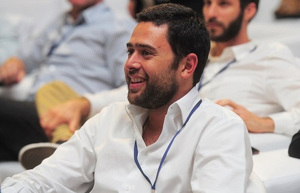 O filho de José Roberto Marinho assumiu o setor de Esporte após a unificação de 3 produtos Globo, em meio à demissão de cerca de 50 profissionais produtores de conteúdo; editoria saiu das mãos de Ali Kamel, ou seja, não estará mais subordinada ao jornalismo, pois ficará sob responsabilidade de Roberto Marinho Neto; segundo o jornalista Sidney Rezende, o "critério para as demissões, segundo apurou o site, foi dispensar os mais antigos da empresa, maiores salários e que, recentemente, estavam engajados em projetos como Copa do Mundo e Olimpíadas, e que agora tornaram-se mão de obra desnecessária"