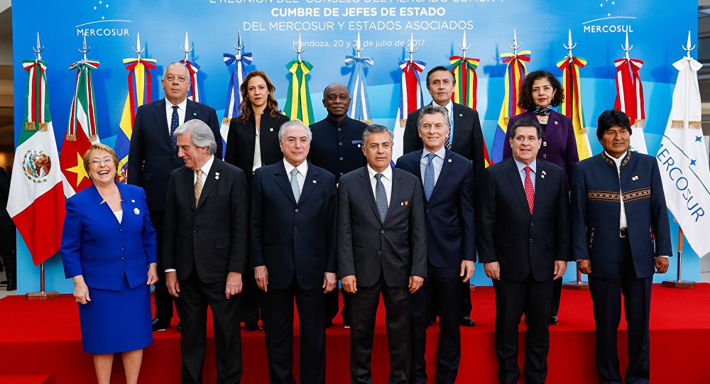 O bloco Mercosul rechaçou neste sábado a ameaça de uso da força na Venezuela por parte dos Estados Unidos; a declaração foi divulgada pelo Ministério das Relações Exteriores da Argentina; a declaração conjunta do Mercosul surge um dia após o presidente dos EUA, Donald Trump, ter ameaçado fazer uso da força para intervir na Venezuela; o Brasil, por meio do chanceler do golpe, Aloysio Nunes, vinha atacando a Venezuela; Aloysio nesta semana criticou o posicionamento do PT em relação ao país; para ele, os petistas "lambem as mãos de Maduro"