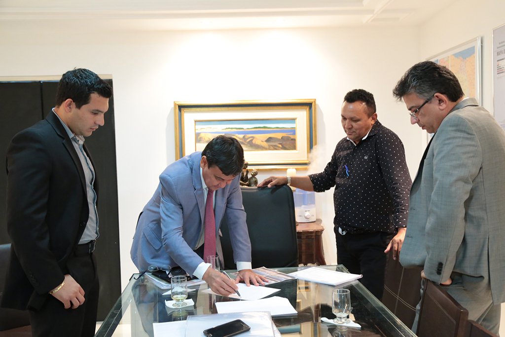 O governador Wellington Dias designou encaminhamentos para melhorias do Aeroporto de Corrente, localizado a 864 km de Teresina; as definições ocorreram durante reunião com o secretário dos Transportes, Gilhermano Pires; coordenador estratégico do Programa de Infraestrutura Aeroportuária, Nerenilzo Soares; e o prefeito de Corrente, Murilo Mascarenhas