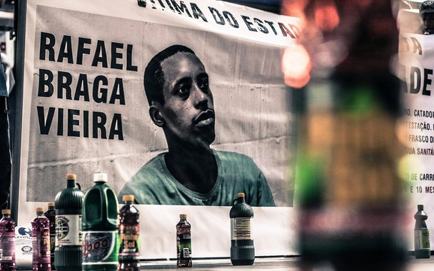 Defesa do ex-catador, preso em 2013 com desinfetante na mochila e acusado de tráfico de drogas, alegou a necessidade do tratamento ser feito em melhores condições do que na cadeia; para a desembargadora Katya Maria de Paula Menezes Monnerat, responsável por negar o pedido da defesa, os documentos apresentados não são suficientes para justificar o tratamento em prisão domiciliar