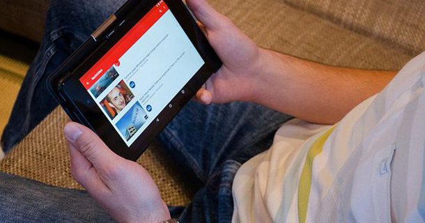 Já é de longa data que sabemos que os anúncios tradicionais, que apenas “empurram” produtos ou serviços aos internautas, não funcionam mais; como resposta a isso, começaram a surgir os “native ads” (anúncios nativos ou publicidade nativa), que são anúncios que se misturam ao conteúdo do local onde são inseridos, tirando aquela impressão de que querem vender algo