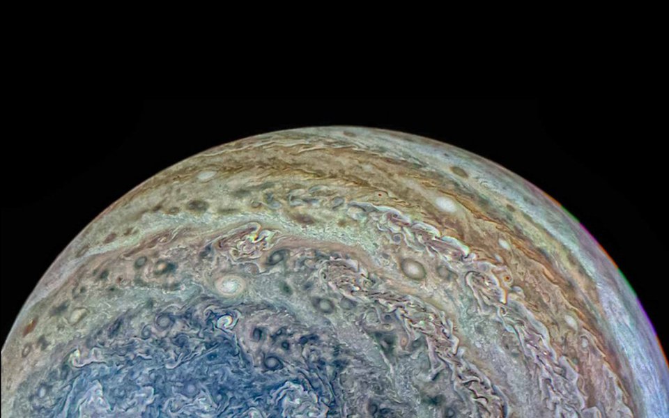 O Universo é maravilhoso! Com suas constantes tempestades e gigantescas turbulências atmosféricas, as fotos de Júpiter tiradas pela sonda Juno mais parecem obras de arte de algum pintor apaixonado pelas cores e nervuras dos mármores. Com um vídeo em time-lapse, ao final.