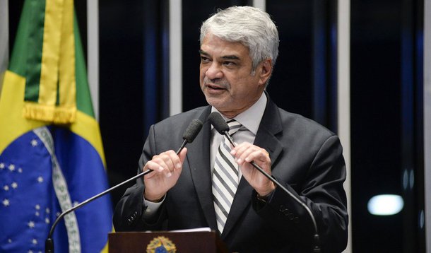 Líder da oposição no Senado, Humberto Costa (PT-PE), criticou o comportamento "descarado, oportunista e covarde" do PSDB, que, depois de ter colocado Michel Temer no Planalto por meio de um golpe; "Vocês, do PSDB, são os criadores dele e sempre apoiaram cegamente todas as pautas mais nefastas que foram enviadas a este Congresso, desde o congelamento dos investimentos em educação e saúde até a destruição dos direitos trabalhistas, que, aliás, entra em vigor no próximo sábado", disparou; "Se Michel Temer hoje deve o roubo da faixa presidencial a alguém, é, sem dúvida, ao PSDB", completou