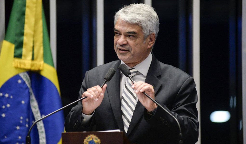 Líder da oposição no Senado, Humberto Costa (PT-PE), criticou o comportamento "descarado, oportunista e covarde" do PSDB, que, depois de ter colocado Michel Temer no Planalto por meio de um golpe; "Vocês, do PSDB, são os criadores dele e sempre apoiaram cegamente todas as pautas mais nefastas que foram enviadas a este Congresso, desde o congelamento dos investimentos em educação e saúde até a destruição dos direitos trabalhistas, que, aliás, entra em vigor no próximo sábado", disparou; "Se Michel Temer hoje deve o roubo da faixa presidencial a alguém, é, sem dúvida, ao PSDB", completou