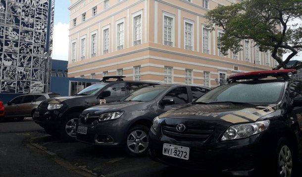 A Polícia Federal de Alagoas confirmou que os deputados estaduais que não comparecem, espontaneamente, a sede da PF para prestar depoimento sobre o esquema investigado na Operação Surugate poderão ser  conduzidos coercitivamente; até o momento dois parlamentares não foram prestar esclarecimentos sobre o suposto envolvimento no desvio de recursos através da folha de pagamento