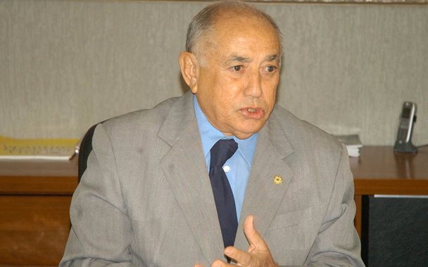 O ex-governador do Tocantins Siqueira Campos negou apoio a grupos e nomes de pré-candidatos interessados em concorrer ao governador do Tocantins na eleição de 2018; "Peço que excluam meu nome quando os assuntos forem especulações infundadas, pois como mostra a história, não sou eu quem faz e desfaz alianças atingindo a honra, xingando adversários, para depois mudar de posição em virtude de novas conjunturas", informa em carta divulgada à imprensa; "Se no momento oportuno estiver em boas condições de saúde, posso colocar meu nome à disposição do povo tocantinense para disputar uma vaga ao Senado"