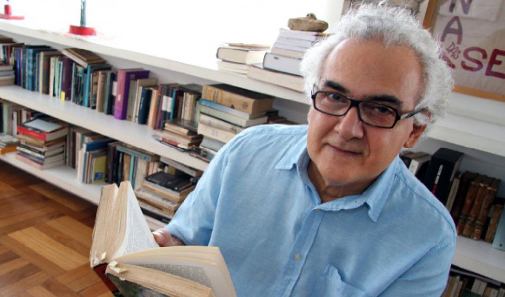 O escritor Miltom Hatoum criticou o atual momento da cultura brasileira; "Um retorno à intolerância, à perseguição aos artistas, à censura às artes, essa violência latente que está na vida brasileira. Tudo isso repercute no tempo presente. Acho tudo isso que está acontecendo lamentável, e perigosíssimo esse moralismo hipócrita que ressurgiu nos últimos dois anos", disse