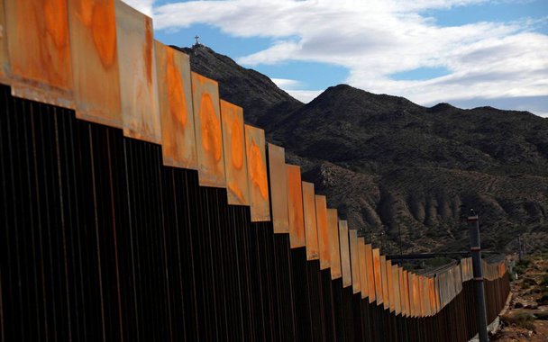 Presidente dos EUA, Donald Trump, que prometeu ajudar a proteger os jovens levados ilegalmente ao país na infância, os chamados "dreamers", pediu que qualquer acordo de imigração inclua o financiamento de um muro na fronteira com o México; em uma lista de "princípios", o governo Trump também pressionou pela repressão a menores desacompanhados que entram nos EUA, muitos deles saídos da América Central