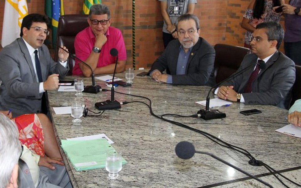 Durante reunião com deputados e empresários na sede da Federação das indústrias do Estado do Piauí (Fiepi), em Teresina, sobre a elevação da alíquota do ICMS de combustíveis, bebidas, cigarros e telecomunicações, o secretário Estadual de Fazenda, Rafael Fonteles, disse que entre a elevação de impostos e o atraso de salários o governo prefere manter a folha em dia; para ele, a crise financeira que atinge o país é uma realidade que já dura três anos e é a maior da história; "Não à toa você está vendo vários estados do país em situação de colapso, é o que nós queremos evitar aqui no Piauí", argumentou Rafael Fonteles