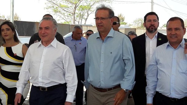 Michel Temer, que a qualquer momento será formalmente acusado de obstrução da Justiça e de chefiar uma quadrilha que assaltou o Estado, chegou na manhã desta quinta-feira (14) em Xambioá, norte do Tocantins, para assinar uma ordem de serviço para a construção da ponte sobre o rio Araguaia, na BR-153, que liga o Tocantins ao estado do Pará; moradores São Geraldo (PA), que faz divisa com Xambioá, fizeram protestos com cartazes e faixas contra Temer. Cerca de 40 pessoas se reuniram próximas ao local do evento para se manifestar