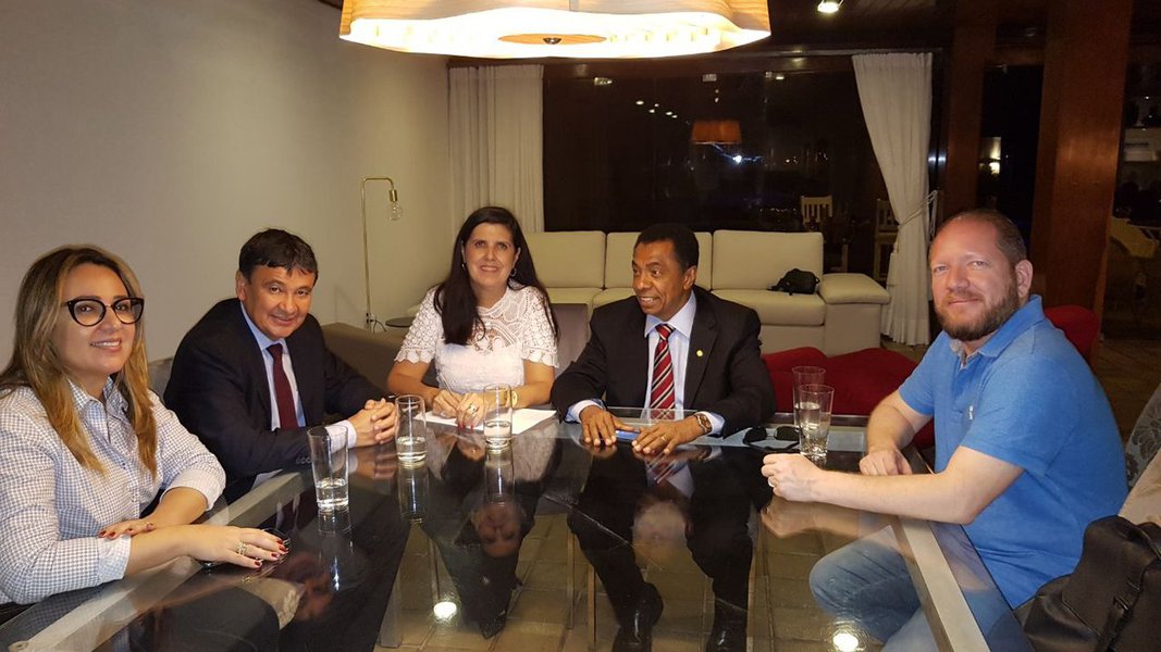 Wellington Dias (PT), governador do Piauí, mobilizou deputados e governos de todo o Nordeste contra a grave estiagem que afeta a região; na Paraíba, o petista se reuniu com representantes de vários estados para combater o problema, que afeta cerca de 4,5 milhões de nordestinos; "Todos os Estados com decretos de emergência em razão da estiagem reclamam da falta de parceria do governo federal para o abastecimento das comunidades rurais e cidades atingidas, com água, como sempre aconteceu em cada período de estiagem no Nordeste", relata