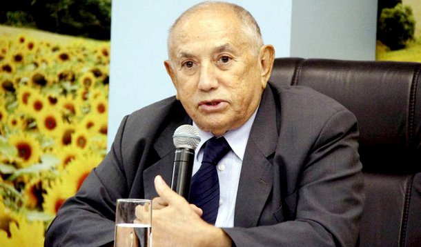 Após ter sido governador do Tocantins por quatro mandatos, José Wilson Siqueira Campos completa 89 anos, e vai comemorar com uma Missa de Ação de Graças na Catedral Divino Espírito Santo, em Palmas; mesmo com os seus 89 anos, o nome do político vem sendo ventilado para disputar uma vaga no Senado em 2018; Siqueira Campos começou a vida política em 1965, quando foi eleito o vereador mais votado de Colinas; em 1971, Siqueira se elegeu deputado federal e ficou no cargo até 1988