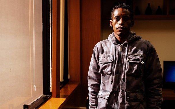 O jovem negro, encarcerado desde o ano passado, teve seu pedido de habeas corpus analisado nesta terça-feira (1) e dois desembargadores, incluindo a relatora, votaram pela manutenção de sua prisão, baseada apenas no depoimento de policiais. Decisão final ficou para a próxima terça-feira (8)