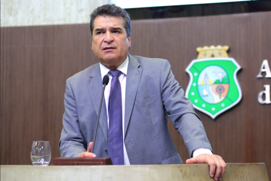 O deputado estadual João Jaime (DEM) declarou que votará contra a mensagem do Judiciário que prevê a extinção de comarcas do interior do Estado, ao mesmo tempo em que cria cartórios. Para o parlamentar, a reforma irá prejudicar o acesso à Justiça nos quatro municípios em que foi votado nas últimas eleições. "Nos municípios de Cruz, Miraíma, General Sampaio e Tejuçuoca irão perder comarcas e quem precisar da Justiça terá de se deslocar até 40 quilômetros. Temos que encontrar, junto com o Judiciário, uma solução para todos os municípios"