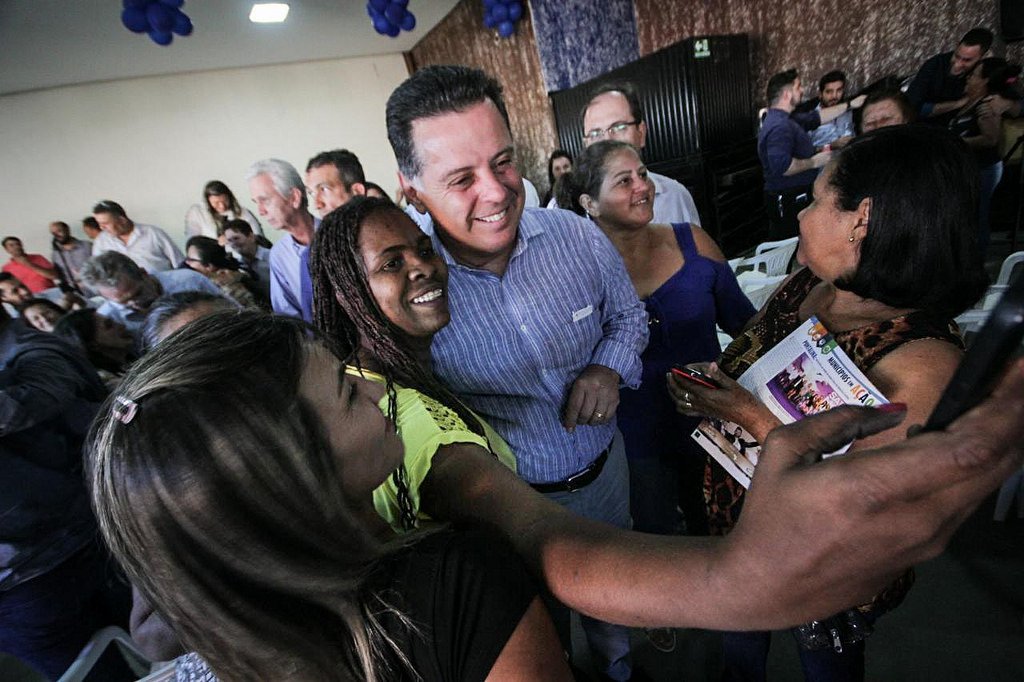 O governador Marconi Perillo comanda a Caravana do Goiás na Frente por mais 14 municípios do interior do Estado nesta semana; na quinta-feira (3) o governador implanta em Anápolis o Programa Passe Livre Estudantil  no município; a maratona começa nesta terça-feira (1) com atividades em sete municípios, e prossegue na quarta-feira com outros sete; nos 14 municípios que serão percorridos nesta terça e quarta feiras, o governo de Goiás vai liberar no total R$ 20 milhões em recursos do Goiás na Frente Municípios. 