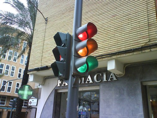 A Prefeitura de Fortaleza vem promovendo a revitalização da rede existente com a substituição das atuais lâmpadas halógenas por lâmpadas de LED. Atualmente, 88% dos semáforos de Fortaleza já são contemplados com esse tipo de iluminação e 118 semáforos contam com nobreak, que assegura o seu funcionamento mesmo quando ocorre interrupção no fornecimento de energia