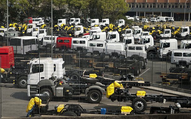Venda de carros, comerciais leves, caminhões e ônibus novos no Brasil em setembro caíram 7,99% sobre agosto, para 199.227 unidades, segundo dados da associação de concessionários de veículos, Fenabrave; na comparação com setembro do ano passado, contudo, houve alta de 24,55% nas vendas