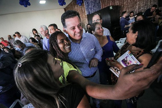 O governador Marconi Perillo comanda a Caravana do Goiás na Frente por mais 14 municípios do interior do Estado nesta semana; na quinta-feira (3) o governador implanta em Anápolis o Programa Passe Livre Estudantil  no município; a maratona começa nesta terça-feira (1) com atividades em sete municípios, e prossegue na quarta-feira com outros sete; nos 14 municípios que serão percorridos nesta terça e quarta feiras, o governo de Goiás vai liberar no total R$ 20 milhões em recursos do Goiás na Frente Municípios. 