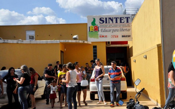 A Prefeitura de Palmas protocolou uma petição no TJ-TO cobrando multa de R$ 140 mil do Sindicato dos Trabalhadores em Educação do Estado do Tocantins (Sintet-TO), para que a categoria cumpra a decisão judicial que declarou a greve ilegal; de acordo com o tribunal, se os manifestantes não retornassem ao trabalho, a entidade sofreria penalidades; os trabalhadores da educação anunciaram que vão continuar a paralisação e decidiram iniciar uma greve de fome, por tempo indeterminado