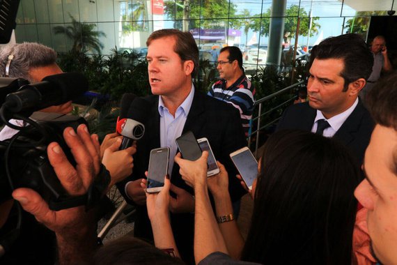 Os ministros Marx Beltrão, do Turismo, e Maurício Quintella, dos Transportes, Portos e Aviação Civil, foram exonerados dos cargos e voltam ao mandato na bancada federal; estratégia foi adotada para que eles e mais oito ministros, que também são deputados federais, possam votar a favor do presidente Michel Temer (PMDB), denunciado por corrupção passiva pelo Ministério Público Federal (MPF)