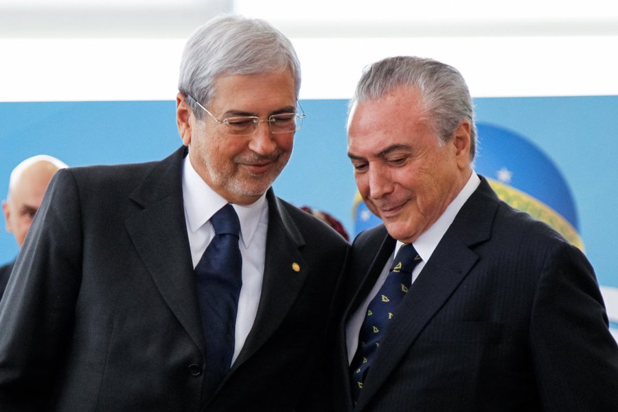 Não surtiu efeito a conversa que Michel Temer teve com os caciques do PMDB (individualmente) para tentar acalmar os dissidentes na Câmara dos Deputados que pedem a cabeça do ministro tucano Antônio Imbassahy (PSDB), da Secretaria de Governo; menos de 24 horas após ser informado da intenção do grupo de derrubar Imbassahy, o peemedebista começou a chamar alguns membros do PMDB para conversar; eles informaram os demais integrantes da ala rebelde o teor da conversa logo que saíram do Planalto: não estão dispostos a recuar
