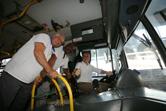 Na primeira agenda pública após o retorno da missão internacional na China, o governador Rui Costa visitou nesta sexta-feira as instalações do terminal de ônibus de Mussurunga, que passou por requalificação, e anunciou início da operação comercial nas quatro novas estações de metrô a partir das 5h de segunda-feira (11); "Já nesta segunda-feira o metrô terá quatro novas estações e chega a Mussurunga. Quem chegar de metrô até aqui também vai encontrar uma estação de ônibus completamente reformada, com ampliação de plataformas, troca de todo o telhado, reforma nos banheiros e instalações para os motoristas, é uma estação renovada, com um investimento de mais de R$ 20 milhões pra dar segurança, conforto e trafegabilidade aos ônibus que passam por aqui", disse Rui