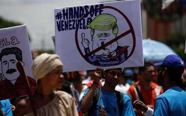 Governo da Venezuela classificou de "irracional" a medida adotada ontem pelos Estados Unidos contra o país e condenou as ações unilaterais americanas; decreto do presidente Donald Trump impõe restrições de ingresso; Ministério das Relações Exteriores venezuelano disse em comunicado que o país "rejeita categoricamente a irracional decisão do governo dos Estados Unidos de considerar uma vez mais o nobre povo venezuelano como uma ameaça a sua segurança nacional"