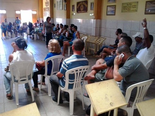 Somente na Prefeitura de Maceió, mais de 2 mil servidores estão afastados ou licenciados de seus cargos atualmente por diversos motivos; no governo de Alagoas, esse número é menor, são 416 servidores licenciados; a Secretaria de Estado da Educação (Seduc) lidera as estatísticas, com 225 casos; todos, seja na Prefeitura ou no Estado, seguem recebendo os seus salários integralmente e, alguns, ainda recebem auxílios do poder público