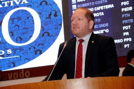 O deputado estadual Othelino Neto (PCdoB) desafiou a ex-governadora Roseana Sarney (PMDB) a entrar na disputa pelo governo do Maranhão nas eleições de 2018; segundo ele, o grupo de Flávio Dino prefere enfrentá-la ao senador Roberto Rocha (PSDB); “Ela está conclamada a ser candidata para nós mostrarmos que o Maranhão não quer voltar para o atraso e aí vamos comparar se está bom hoje ou se o povo quer voltar para os tempos em que o Estado só era notícia nacional por escândalos e pelos piores indicadores do Brasil”, disse o parlamentar