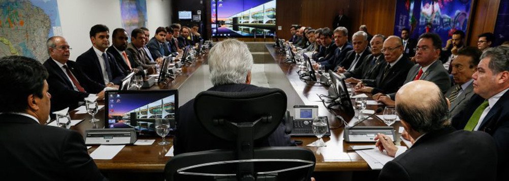 Prefeitos e prefeitas de todas as regiões do Maranhão estão apreensivos; o governo federal não cumpriu acordo, firmado no último dia 11 em Brasília, no qual se comprometeu em depositar nas contas dos municípios, até o fim deste mês de julho, R$ 168 milhões referentes a antecipação da compensação do Fundeb; com o não cumprimento do acordo, gestores municipais estão preocupados, principalmente em relação à folha de pagamento do setor da educação; foto: reunião para o acordo, em Brasília