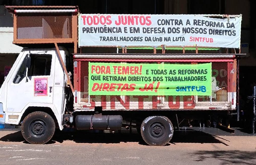 Servidores da Universidade de Brasília (UnB) paralisaram as atividades e fizeram um protesto no prédio da reitoria, mobilização que faz parte da movimento nacional para pressionar deputados a votar pela continuidade da denúncia contra Michel Temer, o primeiro presidente denunciado por corrupção na história do País, e contra os cortes de verbas para a manutenção das universidades; na UnB, a manifestação também é contra a demissão de funcionários terceirizados