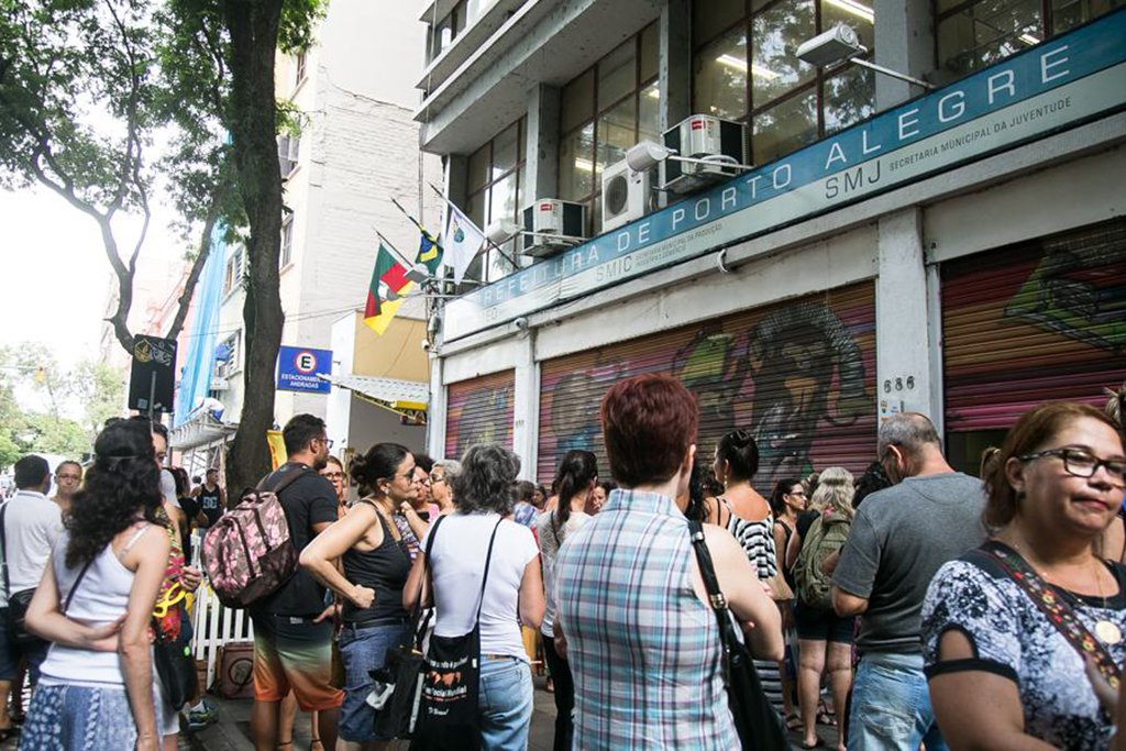 Um desentendimento quanto às matrículas para o segundo semestre no Ensino de Jovens e Adultos (EJA) da rede municipal, está aparentemente solucionado: o cadastro não está condicionado, conforme diz a Secretaria Municipal de Educação, à presença no Centro Municipal de Educação dos Trabalhadores (Cmet) Paulo Freire; a própria Prefeitura havia informado que as matrículas estariam concentradas na escola, no bairro Santana, e não mais em cada unidade, gerando protestos; diretores de instituições nas quais a modalidade é oferecida chegaram a temer que a mudança significasse o "fim do EJA" – e que se tratasse de uma estratégia para alegar falta de procura por parte dos alunos