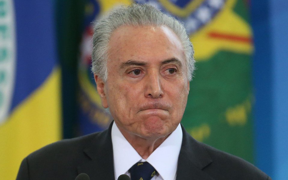 Dos nove deputados de Alagoas na Câmara, cinco já se manifestaram no sentido de aceitar a denúncia da Procuradoria-Geral da República contra o presidente Michel Temer (PMDB), afastando-o temporariamente da Presidência; o deputado Cícero Almeida (PMDB) diz que ainda analisa os fatos, enquanto Arthur Lira (PP) vota com Temer; os deputados federais que ocupam ministérios, caso do Turismo, com Marx Beltrão, e o do Transporte, com Maurício Quintella, devem ser exonerados para garantir votos pró-Temer no plenário