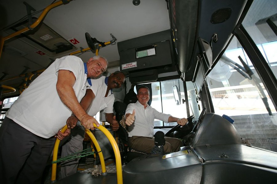 Na primeira agenda pública após o retorno da missão internacional na China, o governador Rui Costa visitou nesta sexta-feira as instalações do terminal de ônibus de Mussurunga, que passou por requalificação, e anunciou início da operação comercial nas quatro novas estações de metrô a partir das 5h de segunda-feira (11); "Já nesta segunda-feira o metrô terá quatro novas estações e chega a Mussurunga. Quem chegar de metrô até aqui também vai encontrar uma estação de ônibus completamente reformada, com ampliação de plataformas, troca de todo o telhado, reforma nos banheiros e instalações para os motoristas, é uma estação renovada, com um investimento de mais de R$ 20 milhões pra dar segurança, conforto e trafegabilidade aos ônibus que passam por aqui", disse Rui